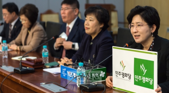 민주평화당 합류를 선언한 박주현 국민의당 의원이 5일 국회에서 열린 정례회의에서 당 로고를 소개하고 있다. 이종원 선임기자 jongwon@seoul.co.kr