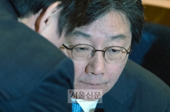 5일 국민의당과 통합을 결정하기 위한 바른정당 당원대표자대회에 참석한 유승민 대표가 회의 시작 전 하태경 의원으로 부터 보고를 받고 있다. 이종원 선임기자 jongwon@seoul.co.kr