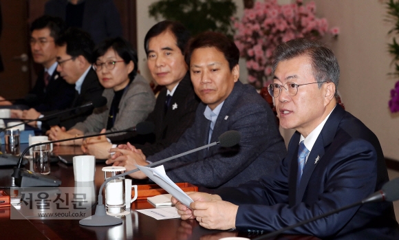 문재인 대통령이 5일 오후 청와대 여민관에서 열린 수석보좌관회의에서 발언하고 있다. 2018. 02. 05  안주영 기자 jya@seoul.co.kr