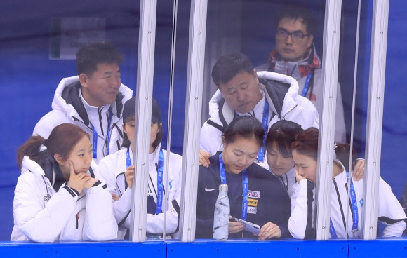 5일 오후 강원도 강릉 관동하키센터에서 열린 여자 아이스하키 남북 단일팀 훈련에서 선수들이 스마트폰을 보며 이야기를 하고 있다.  연합뉴스