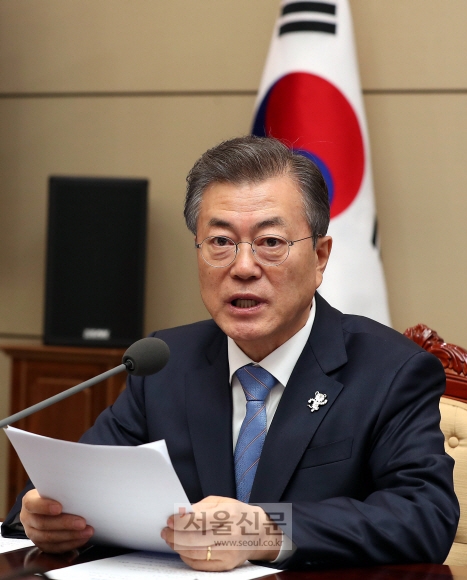 문재인 대통령이 5일 오후 청와대 여민관에서 열린 수석보좌관회의에서 발언하고 있다. 안주영 기자 jya@seoul.co.kr