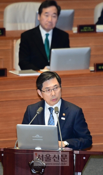 5일 국회에서 열린 정치.외교.통일 분야 대정부 질문에서 박상기 법무부장관이 의원들의 질의에 답변을 하고 있다. 이종원 선임기자 jongwon@seoul.co.kr