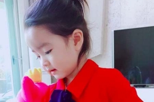 배우 소이현, 판박이 딸 하은이 근황 공개...“부쩍 큰 우리 딸. 봄 원피스 장만!”