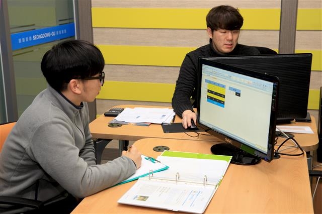 서울 성동구청 온마을체험학습센터에서 입시 전문 컨설턴트에게 입시 상담을 받고 있는 고등학생.  성동구 제공