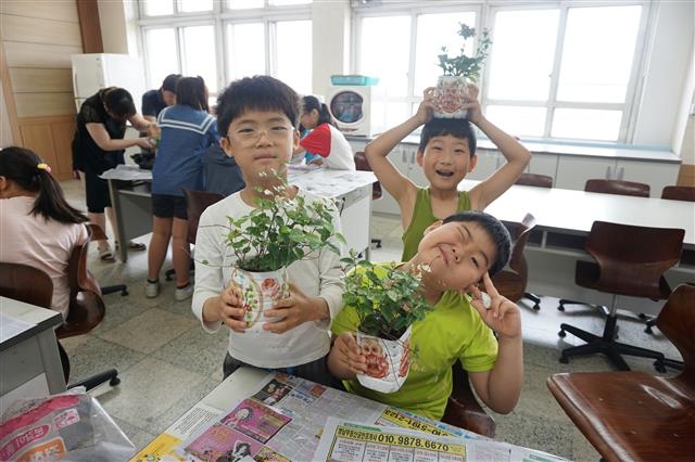 뮤지컬 표현력 신장을 위한 심성교육의 하나로 1인 1식물 가꾸기의 특성화 수업을 받고 있는 조야초등학교 학생들. 대구시교육청 제공