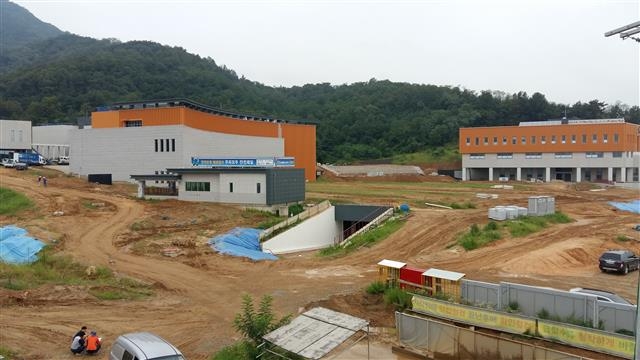 일부 지방자치단체와 정치권의 치적 쌓기 사업으로 막대한 혈세가 낭비되고 있다. 지난해 말까지 총 907억원이 들어간 경북 구미시의 새마을 운동테마공원. 서울신문 DB