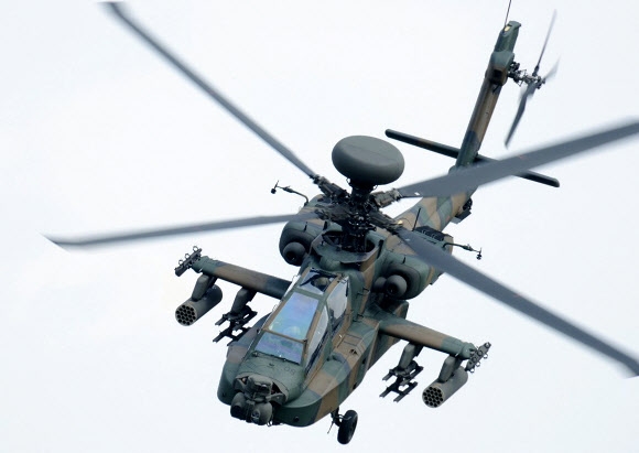 5일 추락한 구마모토현 세이부호멘 항공대에 소속된 공격형 헬기 AH64D. AP 연합뉴스