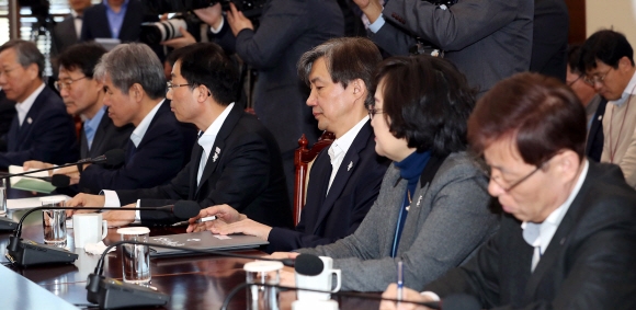 5일 청와대 여민관에서 열린 수석·보좌관회의에서 조국(오른쪽 세 번째) 민정수석 등 청와대 참모들이 문재인 대통령의 발언을 듣고 있다. 안주영 기자 jya@seoul.co.kr
