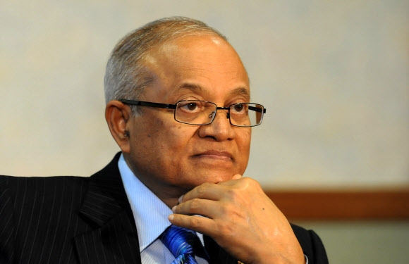 가윰 전 몰디브 대통령, 이복동생 퇴진 요구하다 체포