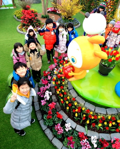 서울랜드는 오는 2월 14일부터 3월 18일까지 특별 스튜디오 ‘프랭키 플라워 스튜디오’를 선보인다고 밝혔다. ‘프랭키 플라워 스튜디오’는 친환경 캐릭터 ‘프랭키와 친구들’을 적용한 이색 봄 꽃 스튜디오로 서울랜드 삼천리동산에 오픈한다.