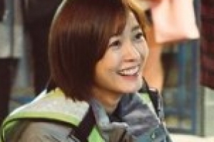 ‘라이브’ 정유미, 지구대 경찰로 변신한 모습 포착 ‘러블리 매력’