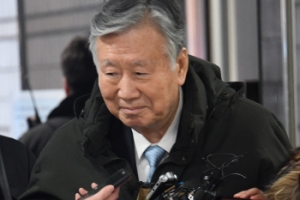 [서울포토] 법원 출석하는 이중근 부영 회장