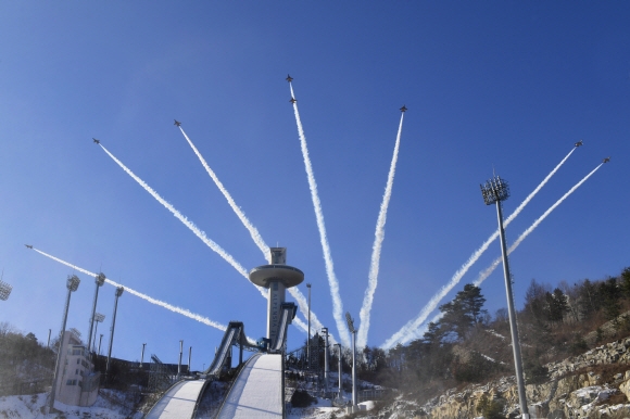 공군 블랙이글스 편대가 지난 1월 10일 평창 알펜시아 스키점프 경기장 상공에서 대형을 유지하며 비행하고 있다.