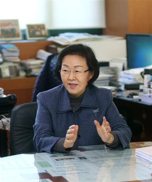 신연희 강남구청장이 지난 5일 강남구청 집무실에서 인터뷰를 갖고 민선 5~6기 구정 성과에 대해 설명하고 있다.  강남구 제공