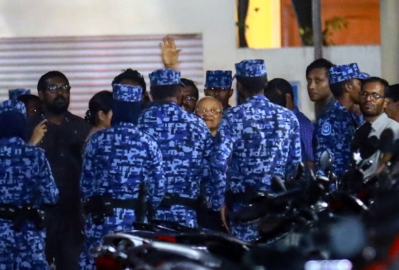 몰디브 경찰들이 5일(현지시간) 수도 말레에서 압둘라 야민 현 대통령의 퇴진을 촉구한 마우문 압둘 가윰(가운데 안경 쓴 사람) 전 대통령을 연행하기 위해 에워싸고 있다. 말레 AP 연합뉴스