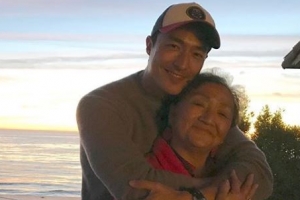 배우 다니엘 헤니, 어머니와 다정한 모습 포착 “나의 1순위...사랑해요”