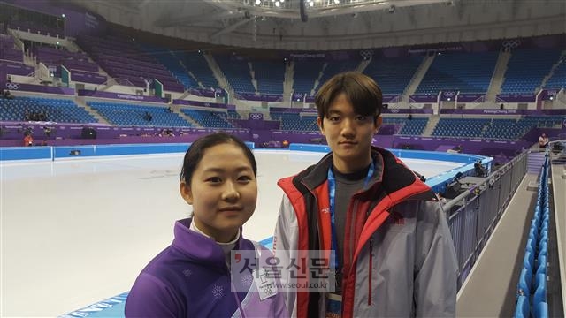 평창동계올림픽 피겨스케이팅 경기가 열리는 강릉 아이스아레나에서 ‘아이스 패처’로 활동하고 있는 장현수(왼쪽), 김상우.