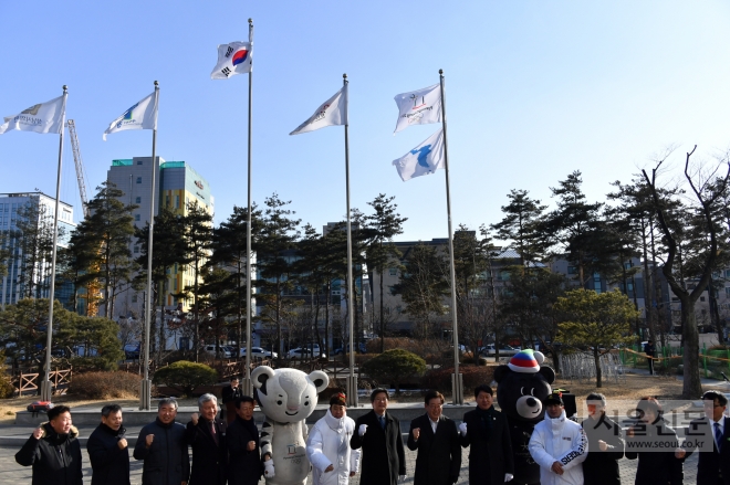 성남시청 광장에 6일 오후 게양된 한반도기와 평창 올림픽기. 성남시는 3년 9개월 동안 내걸었던 세월호기를 내리고 평화와 통일을 염원하는 한반도기를 게양했다.        (성남시 제공) 