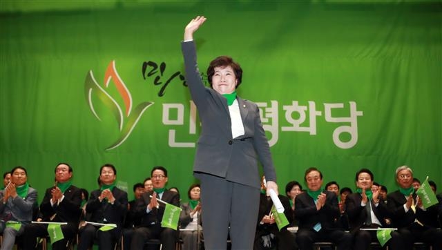 6일 서울 여의도 국회 의원회관에서 열린 민주평화당 창당대회에서 선출된 조배숙 신임 대표가 손을 흔들며 인사를 하고 있다. 뉴스1