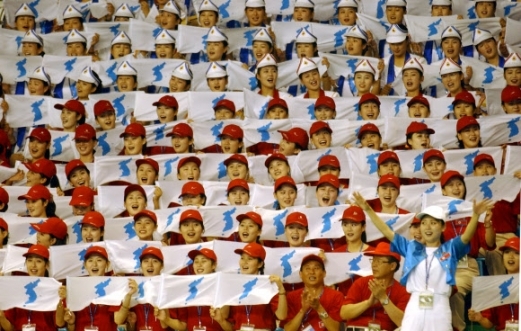 2003년 대구하계유니버시아드대회에서 한반도기를 흔드며 응원전을 펼치는 북한 응원단.  연합뉴스 자료사진