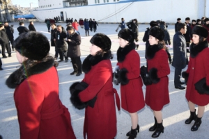 [서울포토] 묵호항 입항한 만경봉92호서 내리는 북한 예술단