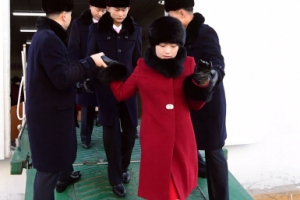 [서울포토] 에스코트 받으며 배에서 내리는 北 예술단