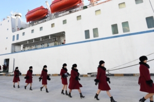 [서울포토] 묵호항 입항한 만경봉92호 배경으로 걸어오는 北 예술단