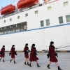 [서울포토] 묵호항 입항한 만경봉92호 배경으로 걸어오는 北 예술단