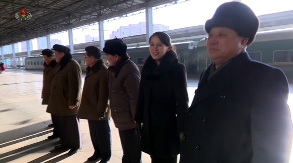 김여정 노동당 부부장(오른쪽에서 두 번째)이 활짝 웃는 모습. 연합뉴스 자료사진