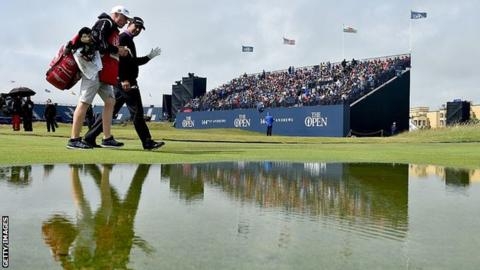 2015년 브리티시오픈을 치른 세인트 앤드루스 골프장. 캐디와 함께 물웅덩이를 지나가던 골퍼가 장난스레 왼손을 흔들고 있다. AFP 자료사진 