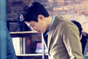 ‘흑기사’ 종영 앞두고 비하인드컷 공개 ‘한파 녹이는 대본열정’