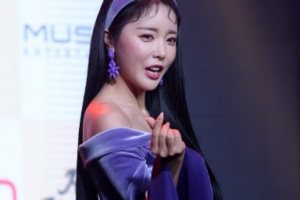 [포토]한뼘 치마 입고… ‘트로트 여신’ 홍진영 컴백