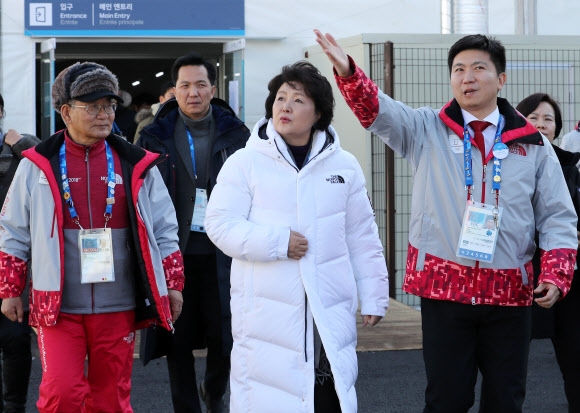 [올림픽] 김정숙 여사, ’유승민 선수촌장의 안내 받으며’