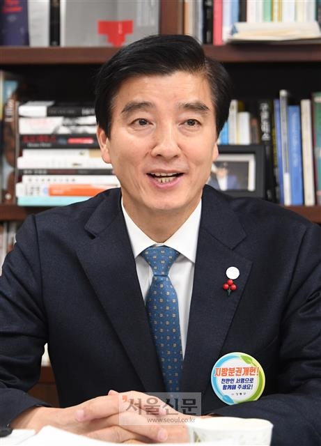 7일 이해식 서울 강동구청장이 구청장실에서 가진 서울신문과의 신년 인터뷰에서 남은 임기에 대해 설명하고 있다. 최해국 선임기자 seaworld@seoul.co.kr