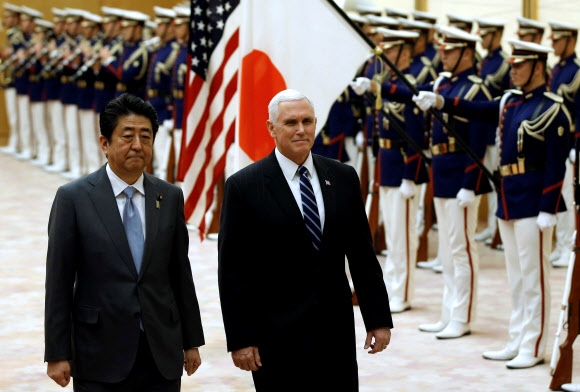도쿄 총리관저에서 의장대를 사열하고 있는 아베 신조(왼쪽) 일본 총리와 마이크 펜스 미국 부통령. 도쿄 로이터 연합뉴스