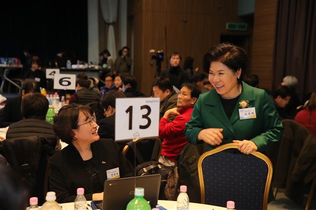 조은희(오른쪽) 서울 서초구청장이 지난 5일 서초구 양재aT센터에서 열린 ‘경부고속도로 지하화 계획 시민위원회’에 참석해 시민들과 이야기하고 있다. 서초구 제공