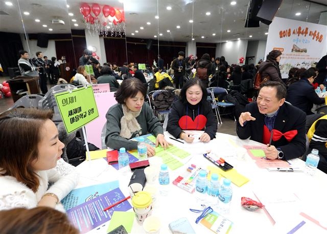 차성수(오른쪽) 서울 금천구청장이 지난 달 29일 시흥4동 주민센터에서 열린 마을총회에 참석해 주민들과 올해의 동 특성화 사업 의제에 대해 토론하고 있다.  금천구 제공