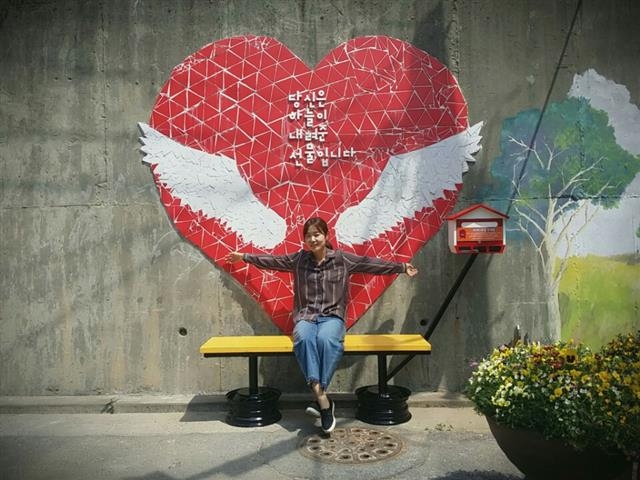 주민들이 직접 참여해 설치한 쉼터인 ‘마을의자’.