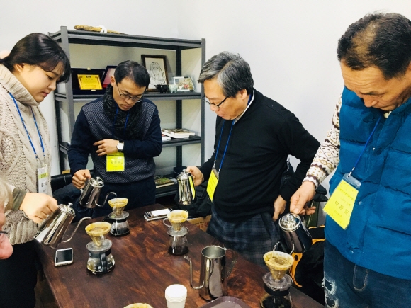 강릉 커피박물관에서 바리스타 체험을 즐기는 관광객들.