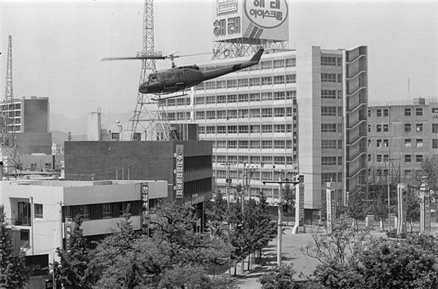 1980년 5·18 민주화운동 기간 군 헬기가 광주 전일빌딩 주변을 비행하는 모습. 7일 국방부 5·18특별조사위원회는 5·18민주화운동 당시 계엄군이 헬기로 민간인을 향해 사격했다고 발표했다.  5·18 기념재단 제공