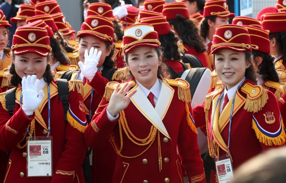 북한 응원단 “이제껏 보지 못한 응원 보여주겠습니다”