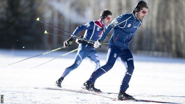 미국의 노르딕 복합 스키 대표 브라이언 과 테일러 플레처가 할로 스포츠 헤드셋을 쓴 채 훈련에 열중하고 있다. 할로 제공 BBC 홈페이지 캡처 