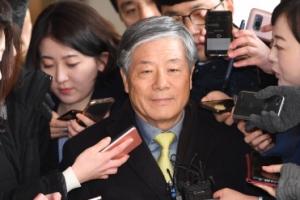 [서울포토] ‘MB정부 靑 특활비 상납’ 김성호 前국정원장, 검찰 출석