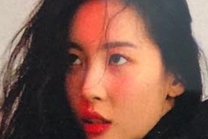 ‘주인공’ 선미의 깜찍한 도발 “여기 셔츠에 구멍”