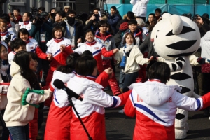 취주악단 연주에 강강술래…‘남달랐던’ 북한 선수단 입촌