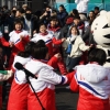 취주악단 연주에 강강술래…‘남달랐던’ 북한 선수단 입촌