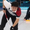 [서울포토] 컬링 믹스더블 예선 2차전…이 악문 이기정 선수