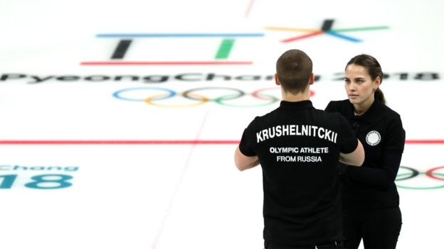 8일 평창동계올림픽 컬링 믹스더블에 출전한 알렉산드르 크루셰니츠키와 아나스타샤 브리즈갈로바가 러시아 출신 올림픽 선수(OAR) 유니폼을 입은 채 경기 전술을 상의하고 있다. BBC 홈페이지 캡처 