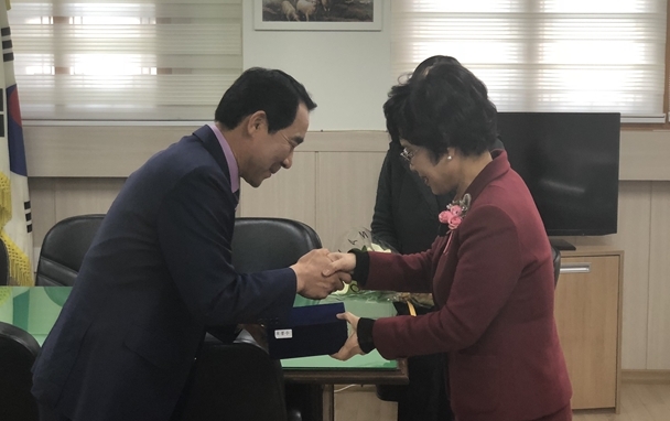 오봉수 서울시의원(왼쪽)이 지난 6일 문일고등학교에서 감사패를 받고 있다.