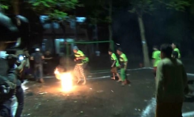 세팍 보라 아피(sepak bola api) 혹은 불타는 풋볼(flaming football)로 알려진 이 게임은 라마단(Ramadan) 기간 동안에 행해진다고 한다(유튜브 영상 캡처)